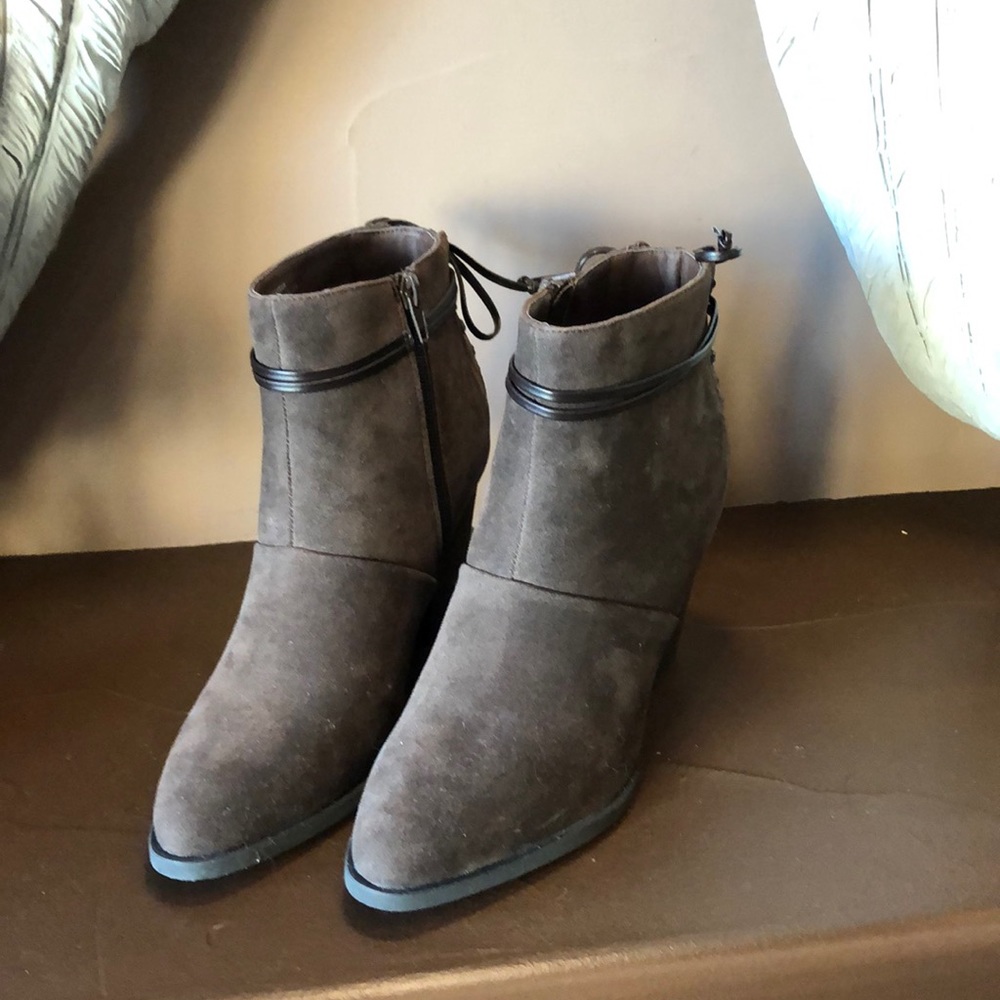 Shoe dazzle brown boot